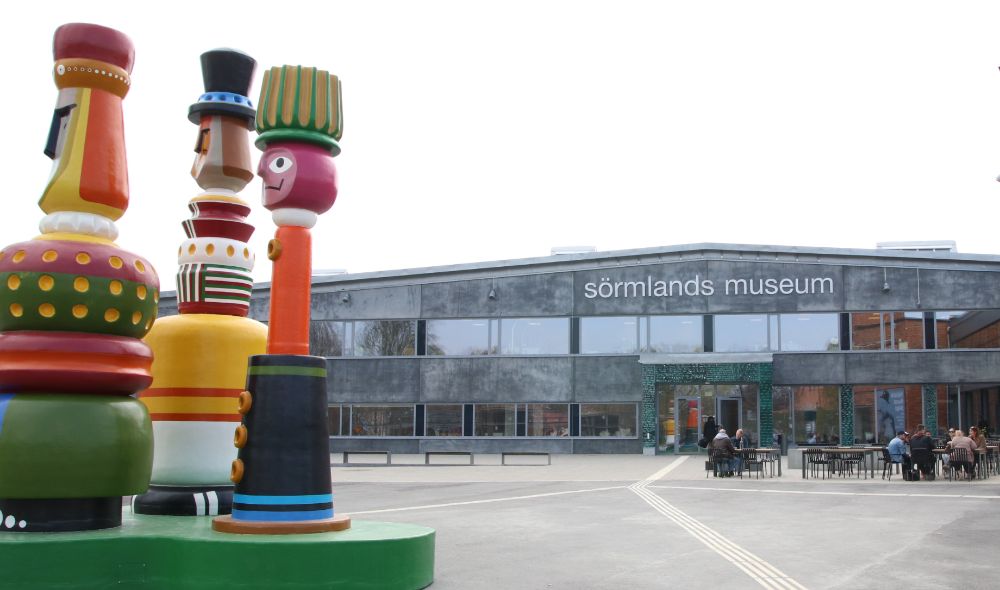 Upptäck Historiens Hemligheter: Guidade Visningar och Stickcafé på Sörmlands Museum